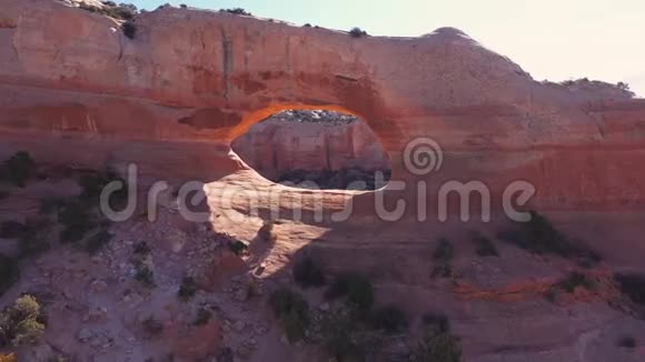 空中有巨大的岩层在红色的石拱上飞行视频的预览图