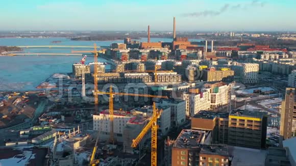 芬兰赫尔辛基工厂的高楼大厦和烟雾视频的预览图