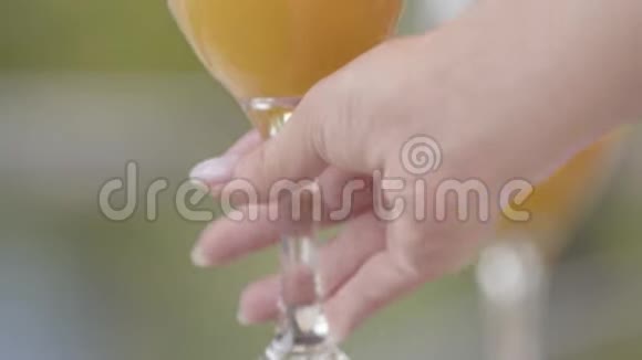 特写的手在咖啡馆的桌子上放一杯橙汁健康的生活方式维生素柑橘慢慢视频的预览图