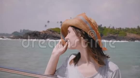 近距离的快乐年轻美丽的白种人旅游妇女摆姿势拍照在令人惊叹的阳光海上度假船游览视频的预览图