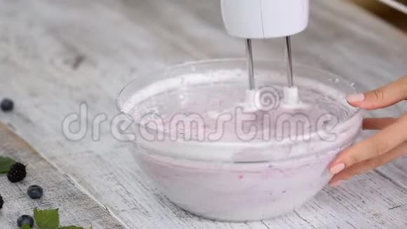 用混合浆果奶油打厨房工作的过程视频的预览图