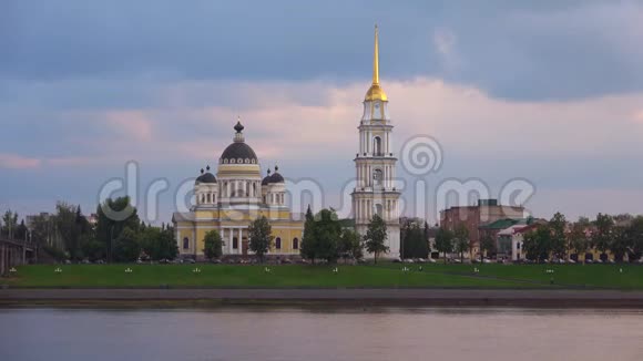 伏尔加河两岸的变形大教堂傍晚赖宾斯视频的预览图