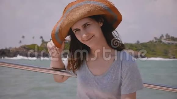 幸福的年轻美丽的旅游女郎微笑着在帆船游艇上摆姿势的特写生活方式肖像视频的预览图