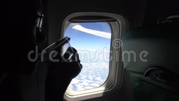 4亚洲年轻漂亮的女孩在飞机上在飞行中喝水视频的预览图