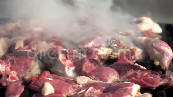 鲜红肉在烤架上烤生的多汁肉是用木炭炒的从油炸中抽出来的特写视频的预览图