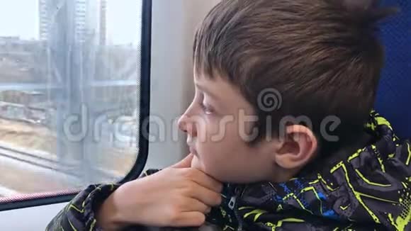 一个坐火车旅行的男孩正透过窗户看着视频的预览图