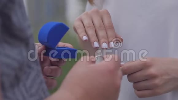 男人把结婚戒指戴在女人手上视频的预览图