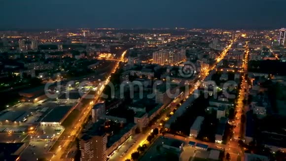 夜间叶卡捷琳堡市区交通大街空中全景4k基础设施街道和视频的预览图