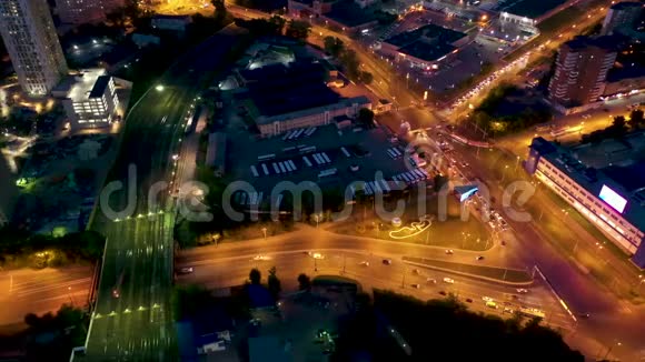 莫斯科郊外俄罗斯独特的叶卡捷琳堡摩天大楼五彩缤纷的夜晚照明Eltsyn视频的预览图
