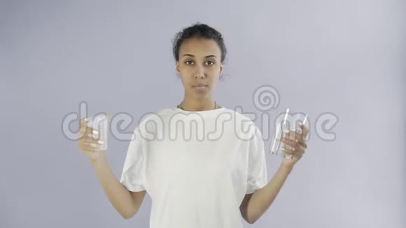 非洲裔美国女活动家灰色背景的塑料和玻璃杯视频的预览图