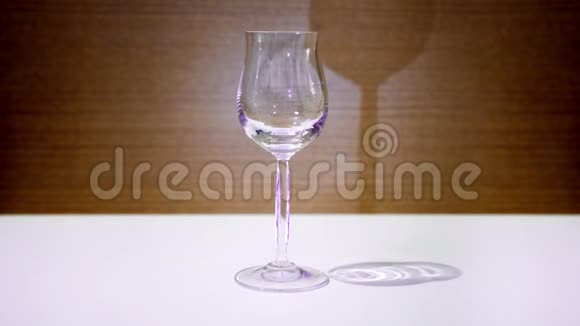 紫色的葡萄酒装满了一杯酒杯视频的预览图