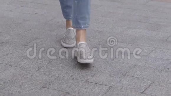 一个女人的腿在人行道上行走特写镜头视频的预览图