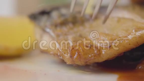 刀切烤鱼特写餐馆里白色盘子上的美味佳肴视频的预览图