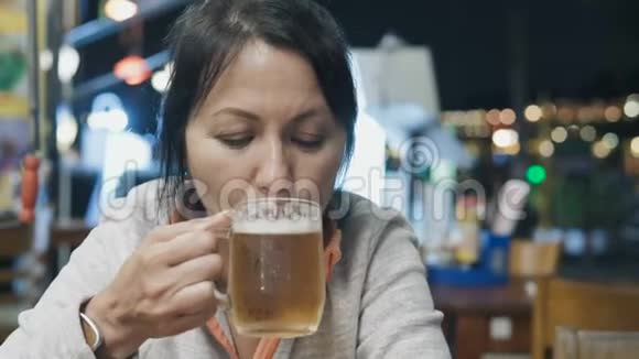 白人女人喝啤酒视频的预览图