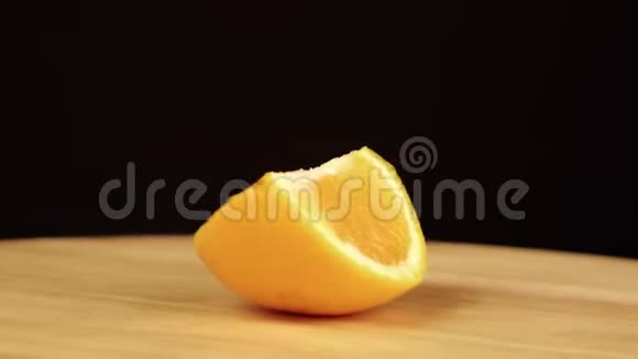橙色切片在木平台上旋转360度视频的预览图