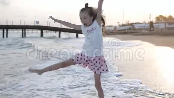夏天在海滩上玩耍的小女孩视频的预览图