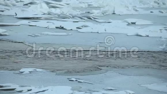 冰丘间的冰洞视频的预览图