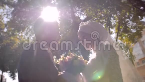 两个情人在灿烂的阳光下站在对面他们之间有一束美丽的花很美的光视频的预览图