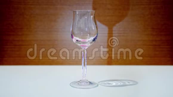 玻璃杯里装满了粉红色的液体视频的预览图