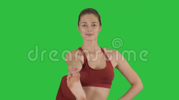 美丽的年轻女子站在一个绿色屏幕上Chroma键的分裂厄卡帕达萨纳视频的预览图