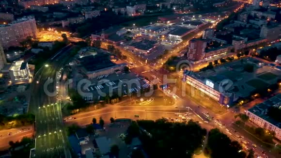 飞越夜都会灯光的轨道汽车市中心视频的预览图