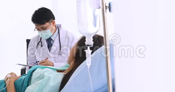 医生问亚洲女性病人她在医院的疾病视频的预览图