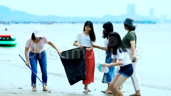 一群志愿者清洁海边视频的预览图