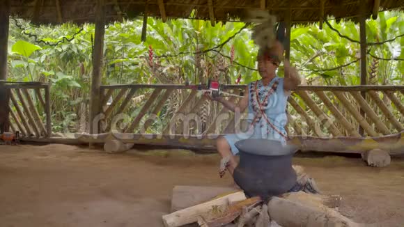 土著萨满在无人机上表演传统的魔法仪式视频的预览图