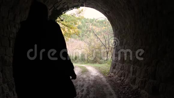 女性在隧道内行走视频的预览图