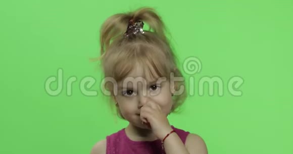 穿紫色衣服的儿童肖像女孩的鼻子色度键视频的预览图
