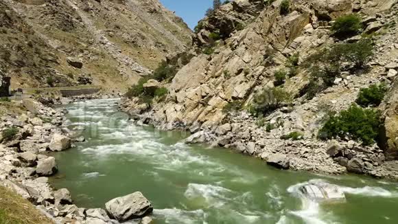 两座山之间流淌的河流视频的预览图