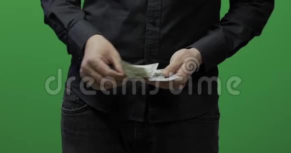 接受支付概念男人给现金钱美元钞票视频的预览图