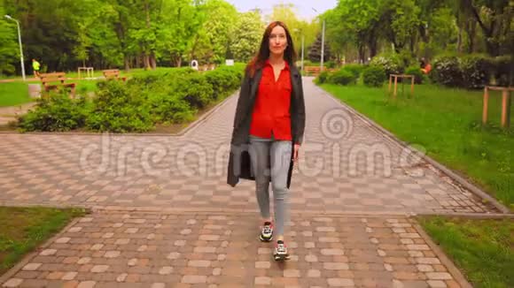 穿着休闲灰色外套和彩色运动鞋的女人在城市散步视频的预览图