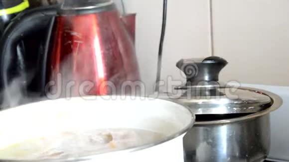 在炉子上放一个大锅子里面切蔬菜做汤炉子上放汤锅素食饮食视频的预览图