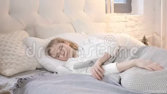 睡在床上的不安少女视频的预览图