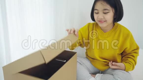 可爱的亚洲女孩玩捉迷藏与小猫品种苏格兰折叠在纸盒视频的预览图