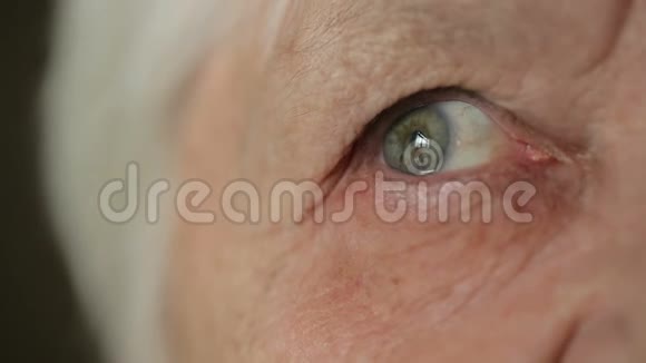 家里老女人的眼睛视频的预览图