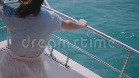 美丽的特写后景快乐兴奋的旅游妇女戴着旧太阳帽在海上游艇船前享受阳光般的航行视频的预览图