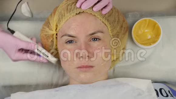 上班的美容师问题皮肤超声洗面程序毛孔清洁女性血氧饱和度视频的预览图
