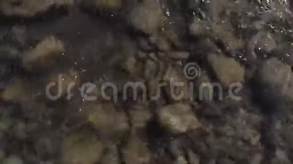 无人机拍摄的流水山河视频的预览图