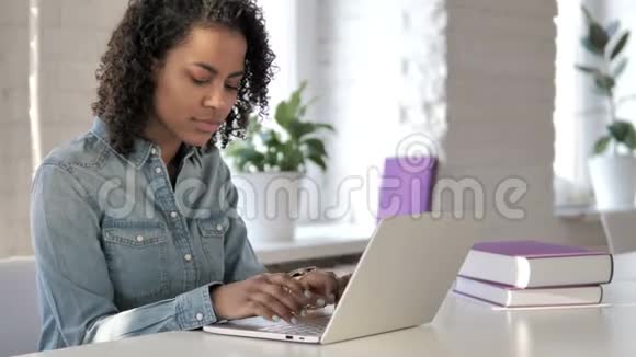 令人震惊的创意非洲女孩好奇和在笔记本电脑上工作视频的预览图