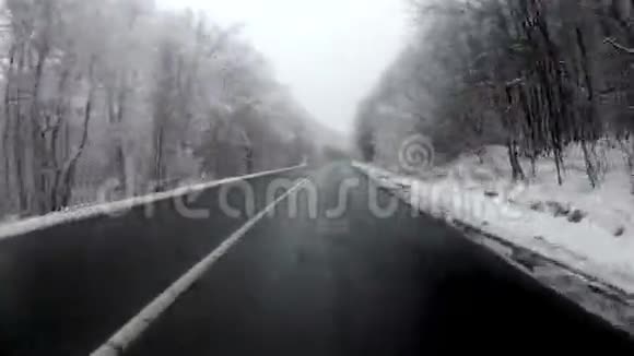 冬季景区公路车辆行驶槽视频的预览图