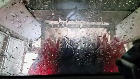自动机器隧道中的洗车视频的预览图