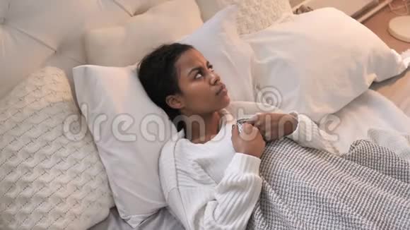 惊世骇俗的非洲少女躺在床上视频的预览图