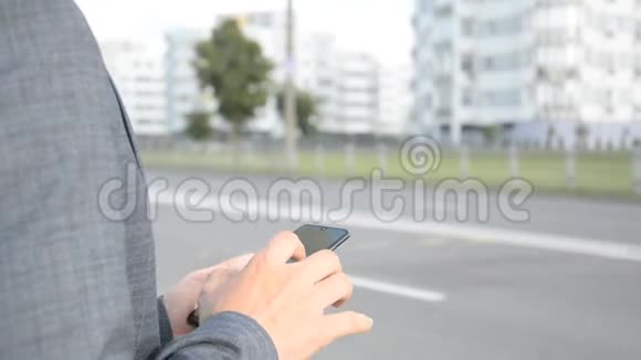 一个男人手里拿着手机控制着手指姿势看着社交网络视频的预览图