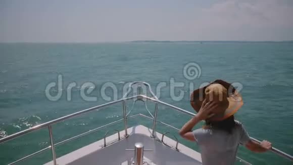 快乐的年轻旅游妇女戴着她的帽子在游轮船鼻上享受完美的风和日丽的海上航行度假视频的预览图