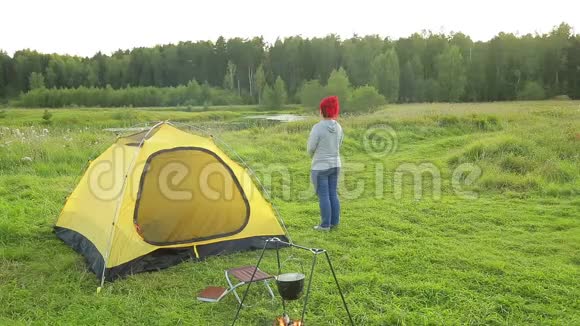 一男一女靠近帐篷拥抱欣赏大自然视频的预览图