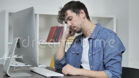 疲惫的创意人在桌面前工作视频的预览图