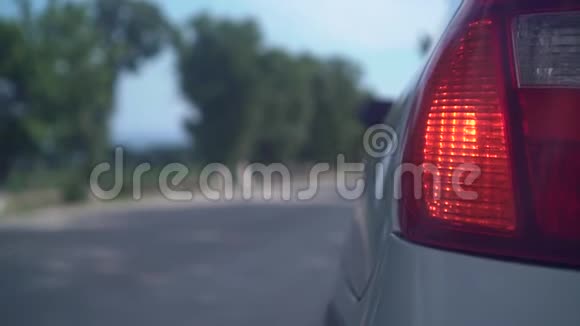 车辆左侧的危险灯闪烁关闭视频的预览图