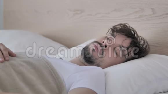 生病的青少年在床上咳嗽视频的预览图